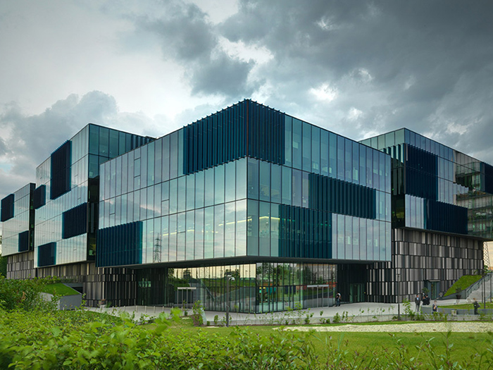 沈陽玻璃幕墻產(chǎn)生滲漏水的原因和處理方法